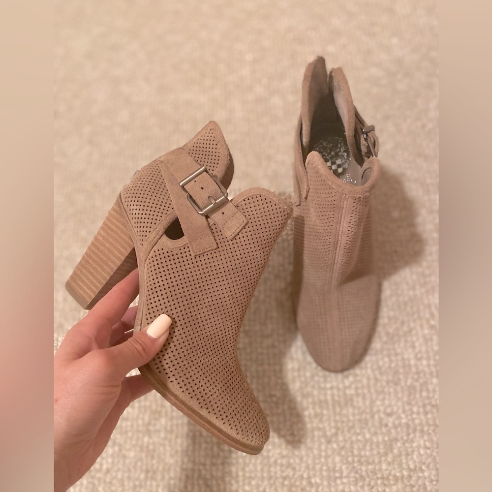 VINCE CAMUTO Women’s 5.5/36 Tan Perforated Fanchon Suede Block Heel Boho Boots